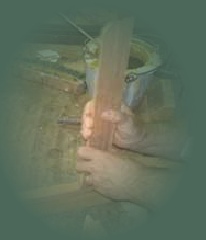 Recollage à la colle chaude d'un fauteuil en acajou.